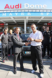 Thomas Günther (Gesamtvertriebsleiter Audi Region Süd) und  Dirk Bauermann (Trainer) bei der Schlüsselübergabe (©Foto. Martin Schmitz)